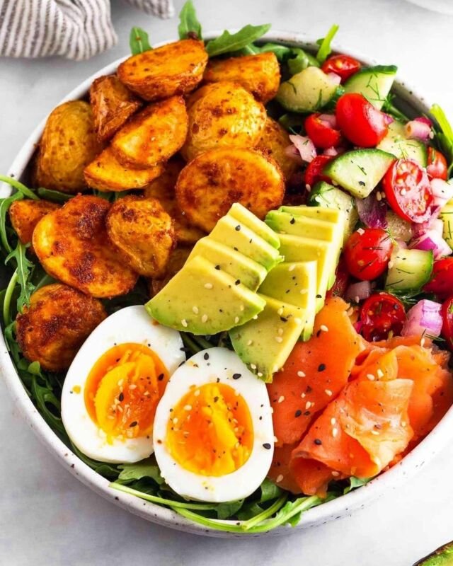 VITAMINA K2 💚💛💚💛
.
.
💚favorisce la crescita e un’adeguata postura in bambini e adolescenti 
💚riduce il rischio di perdita di massa ossea
💚riduce il rischio di fratture ed infortuni 
💚migliora la salute dentale
💚riduce il rischio di patologia parodontale
💚migliora la forza muscolare 
.
.
È contenuta in:
💛pollo
💛manzo grass fed
💛anguilla
💛uova ruspanti
💛latte intero 
💛formaggi freschi 
💛formaggi stagionati 
💛burro
💛crauti
.
.
#vitaminak2 #vitamins #vitamink2 #vitamine #dieta #dietasana #diet #dietamediterranea #rimini #riccione #romagna #eathealthy #eatclean #healthy #healthylifestyle #healthyfood #health #salute #benessere #wellness #december #dicembre #fall #fallseason #fallvibes #autunno #autumn #autumnvibes #tuesday #martedì